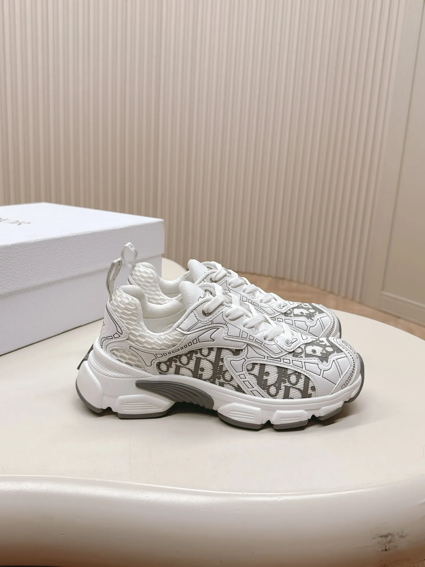 👟👟Ex-factory price 620👟👟 Hot item, star model 2024 main hot item, the newly released Dior Chrono new casual sports shoes, running shoes, dad shoes are really cool, full of futuristic feeling! Really cool! Once again interpreting Dior's concept of cool fashion, the lucky star will bless you with good luck. The new EVA sole is super light and super soft! A perfect replica of the original! Fully matched material and mold! ! 35-40